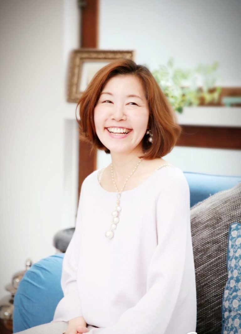 可愛く若くいたい50歳以上の女性の方へ！シリーズ⑦透明感メイクで大人可愛い印象を決定付ける！ 香りメッセージアカデミー